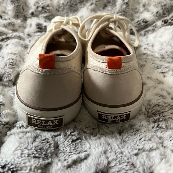 Tommy Bahama Relax Laguna Beach Cream White Lace Up Sneaker Brown Gum Sole - Picture 5 of 5